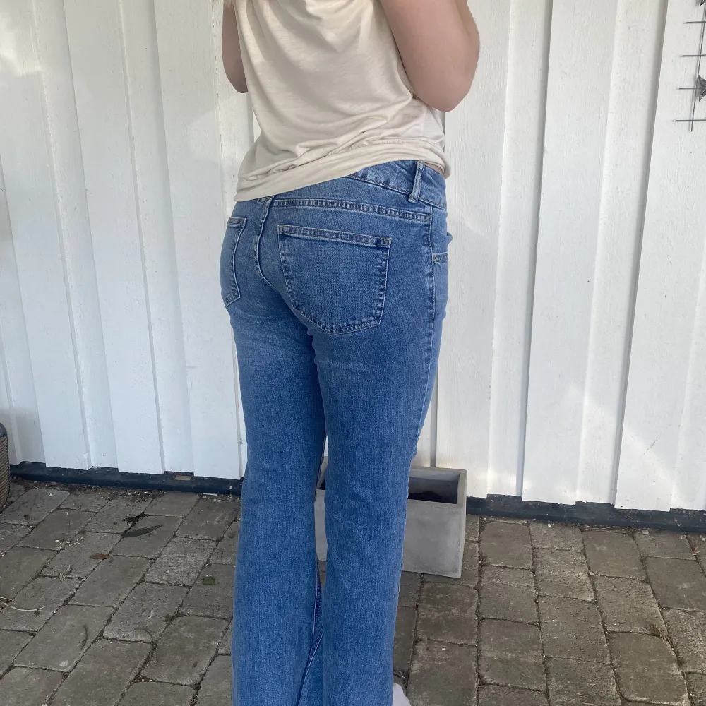 Helt oanvända jeans från Nelly.com. Tyvärr för korta för mig (172cm), men hur snygga som helst. . Jeans & Byxor.