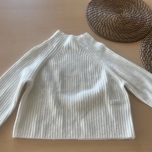 Vitstickadtröja  - En vitstickad polotröja i bra skick som andvänts fåtal gånger 