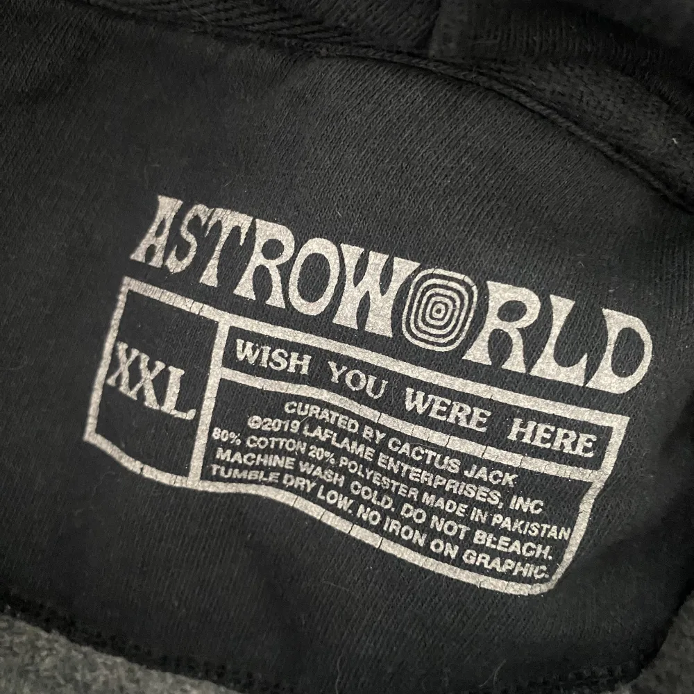 En ovanlig huvtröja från Astroworld 2019 europe tour ”Wish you were here”. Är i tie dye vilket leder till att hoodien är blekt och har varierande design.. Hoodies.