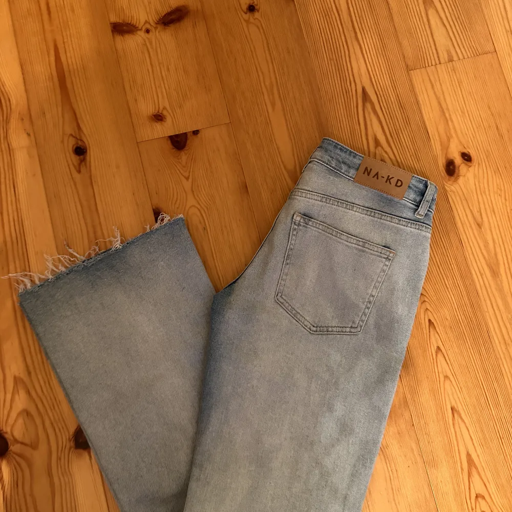 Lågmidjade bootcut jeans från NA-KD, ljusa och mycket raka (flare) de satt mycket bra på mig som har storlek s/m, väldigt stretchiga och bekväma!💖. Jeans & Byxor.