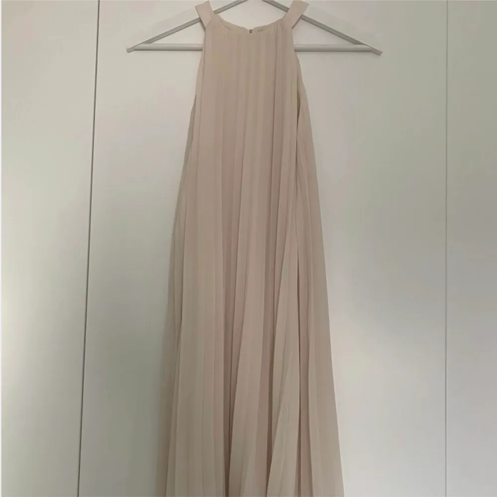 Supersöt klänning från hm som passar perfekt sommaren🤍 Endast använd 1 gång!. Klänningar.
