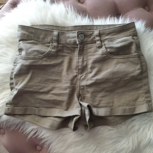 Gröna shorts storlek 36 - Mina favo shorts men tyvärr för små på mig nu. Storkek 36/s 