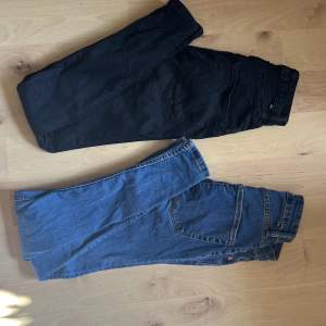 Två par jeans från lager157, modell   Snake i storlek XS! Båda bara använd en gång var. 150kr för båda 
