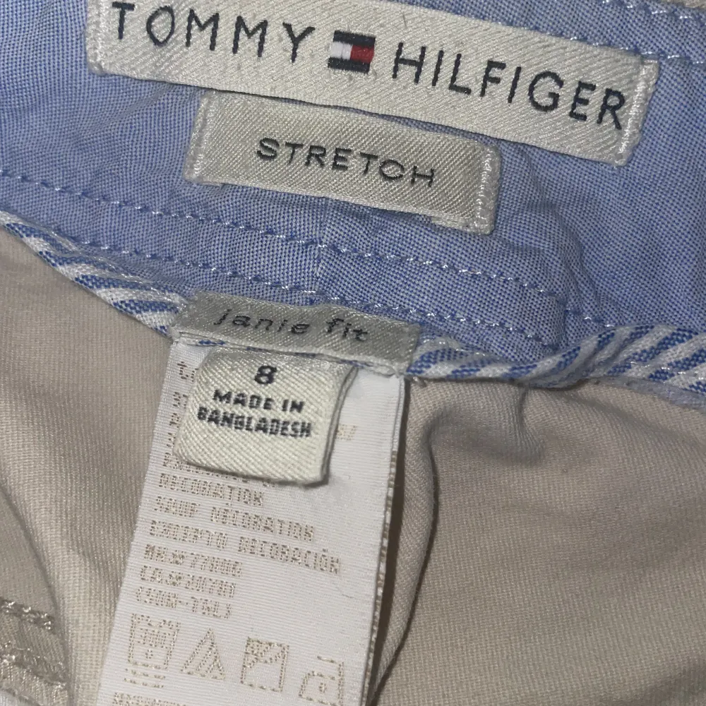 Jättefina Tommy hilfiger byxor köpte från beyond retro dem är i perfekt skick utom en liten fläck som knappt syns under högra fickan. Den är ca en storlek 40 i EU storlekar. Köpte dem pågrund av dem fina fickorna längst bak :) buda på pris kan diskuteras!. Jeans & Byxor.