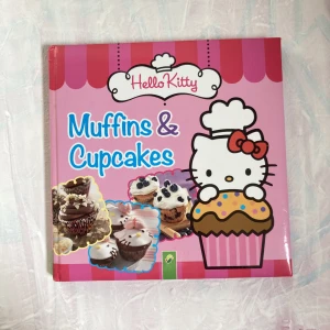 Hello kitty cupcakes bok - Har klippt på typ 3 sidor annars hel 😁