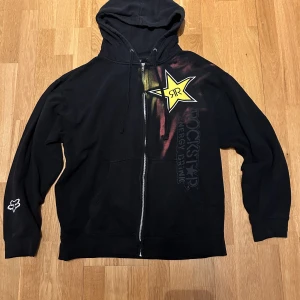 Rockstar energy zipup - Tagad L sitter som L. priset kan diskuteras