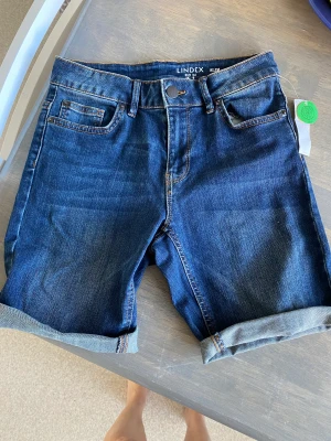 Nya stretchshorts från Lindex storlek 34 med tags  - Stl 34. Med tags. Nypris 299 kr. För små för mig, tyvärr. 