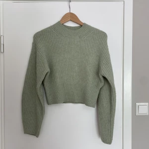 Grön stickad tröja  - Från Weekday, går in lite vid midjan och ger en snygg lite boxigare överst  Mycket finare ljusgrön färg i verkligheten men var svårt att fånga på bild :) 
