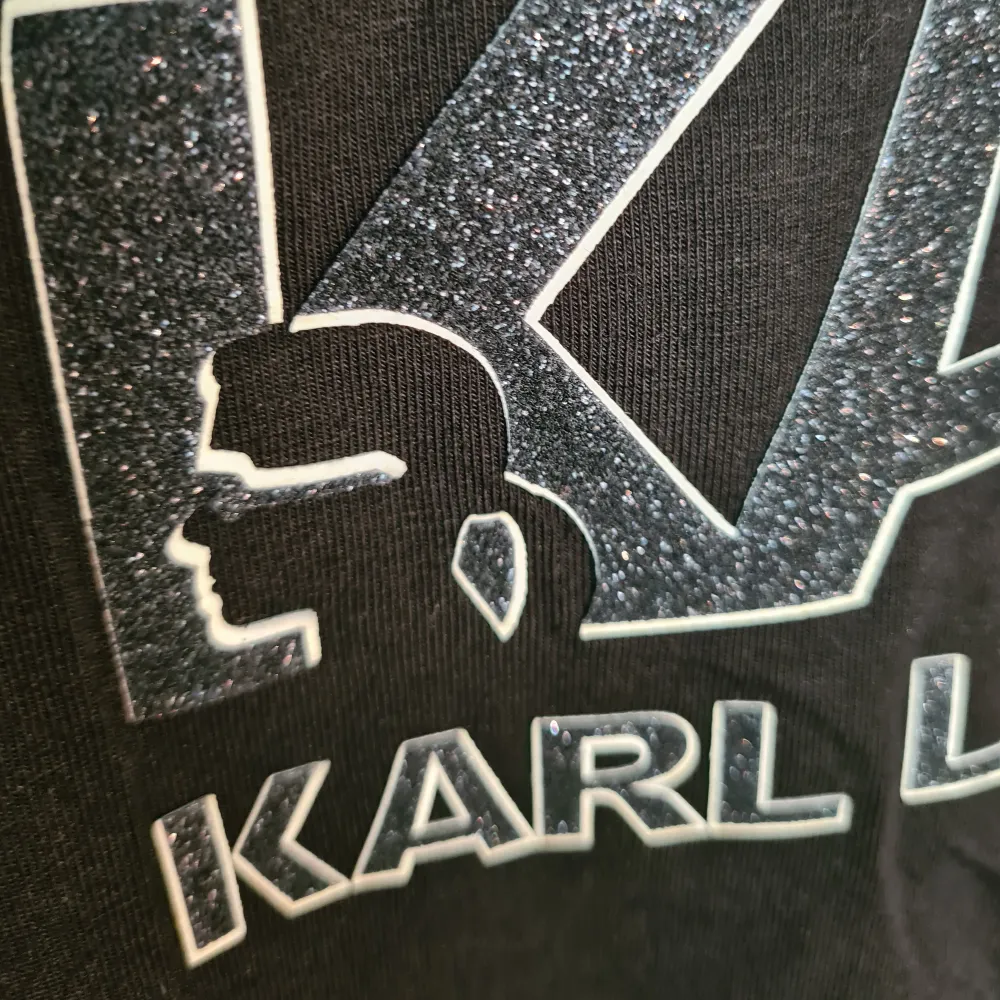 Ny oanvänd t-shirt iconic Karl Lagerfeld . T-shirts.