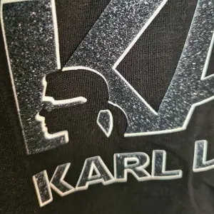 Ny oanvänd t-shirt iconic Karl Lagerfeld 