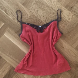 Sött linne - Sött linne med fjärils grej högst upp från vero moda!