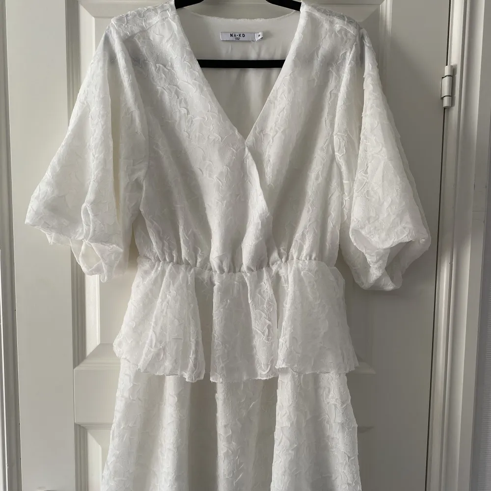 En jättefin vit klänning från NAKD som endast har används en gång!. Klänningar.