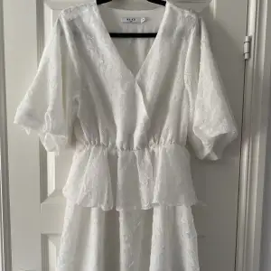 En jättefin vit klänning från NAKD som endast har används en gång!