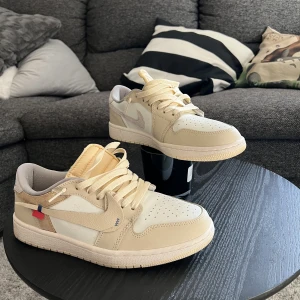 Jordan Low customs - Sjukt feta Jordan 1 Low customs från JWC Customs köpta i vintras, kvitto finns, bara använda nån gång tyvärr. Storlek 42 passar perfekt t sommaren, HMU för fler bilder eller frågor:)