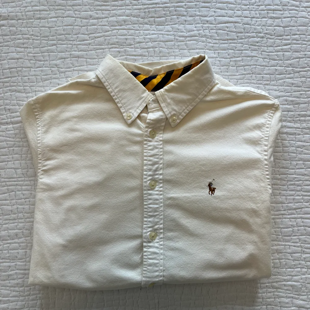 En oanvänd Ralph Lauren oxford—skjorta med ovanlig innerkrage i Sveriges färger, i barnstorleken: L (14-16y) motsvarar nog XS. Paketpris på skjortor under min profil: 200kr st.. Skjortor.