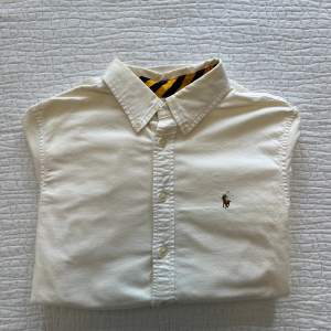 En oanvänd Ralph Lauren oxford—skjorta med ovanlig innerkrage i Sveriges färger, i barnstorleken: L (14-16y) motsvarar nog XS. Paketpris på skjortor under min profil: 200kr st.