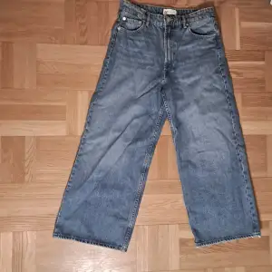 Supersnygga mörkblåa jeans från Zara i storlek 38. Nyskick!