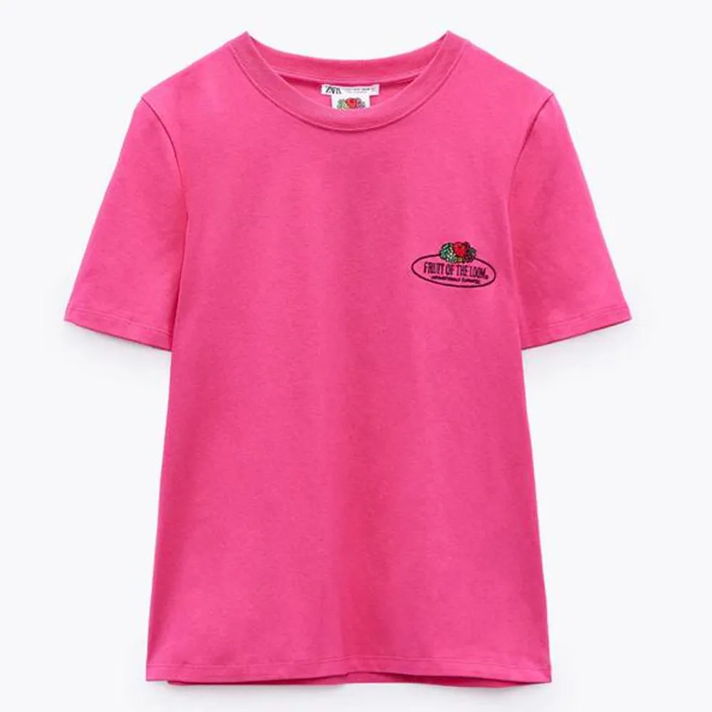 Rosa t-shirt från zara med fruit of the loom tryck. Storlek: s 🩷. T-shirts.