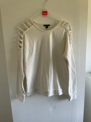 Fin vit tröja❤️ - Vit tröja med lite öppningar vid axeln! Super fin och super bekväm!
