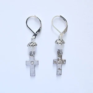 Handgjorda örhängen  - ♡Material- metal zinklegeringar, glas. Örhängeskrokar silver (925). Nickel fri. Längd 4,5cm [Frakt 15kr]