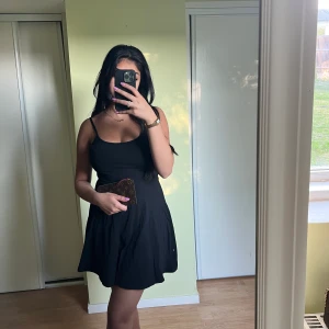 Svart klänning - Fin klänning i svart från H&M, väldigt skönt material och stretchigt. Storlek XS