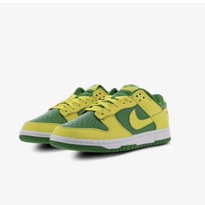 Nike Dunk Low - Säljer min Nike dunks low’s, dom är helt ds (endast testade)  Fraktar enbart. skirv för fler bilder!!  Srl 44,5 Pris 799:- Nypris 1249:- Skriv för fler bilder