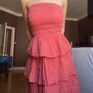 Strandklänning - En jättsöt strandklänning i korallfärg, bra skick bara lite skrynklig. Passar S och sitter superfint och perfekt för stranden