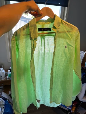 Lime grön linneskjorta  - Skjorta från ralph lauren storlek M. Jag är 177cm och väger 68kg