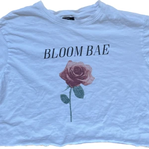 Vit avklippt t-shirt med blomma  - Bra skick!