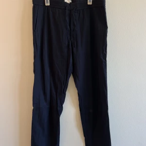 Byxor - Pyjamasbyxor från Arket i mörkblå. Har inte använts som pyjamas utan till vardags, så båda fungerar lika bra.