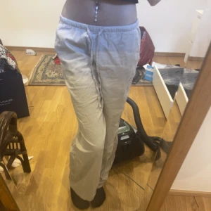 Linnebyxor  - Hej, nu säljer jag flera var linnebyxor då jag har för många (finns fler inlägg. Dessa är i storlek xs från Gina. Fint skick och nyinköpta. Jag är som referens 1,72 (passar både lite långre och kortare) Nypris-400, mitt pris, 279-gratis frakt via köp nu! 