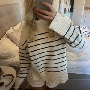 Stickad tröja  - Stickad tröja från Zara, stl M. Använd 2 gånger 🩷