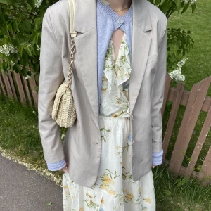 Sommarklänning 🌼 - En underbar lång sommarklänning🌸🍓 använd vid ett tillfälle så är i nyskick💛så fin att ha en tröja eller kofta över men lika fin utan! Dm vid frågor🩷nypris 699 🌼