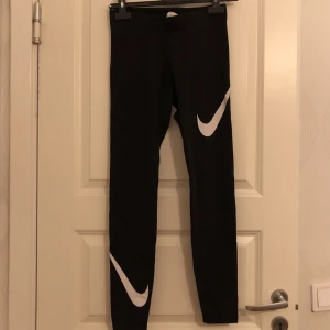 Tights  - Ett par fina Nike tights eller tränings tights🌸 Har ett litet hål vid vaden men inget som syns🌸