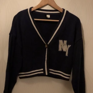 Kofta - Jättefin kofta som man kan ha på sig på sommaren och hösten. Kort och lite tjockt material🌸