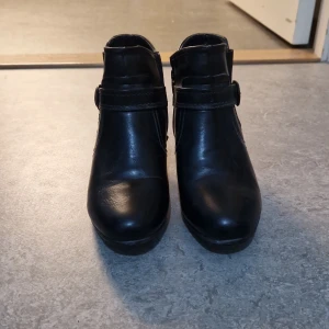 Skor till salu - Använd vid 2 tillfällen, bra skick. Köptes för 2 år sedan. Orginal pris 1750 kr.