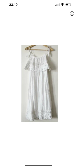 Klänning  - Medellång klänning med hålbroderier från Zara. Använd ett fåtal gånger och i bra skick, storlek XS. Använd gärna KÖP NU om du vill köpa.