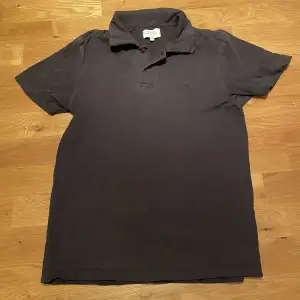 Skitsnygg piké tröja från French Connection. Den har en snygg färg och en skitbra passform. Har dock blivit för liten för mig och säljer därför. Perfekt skick, inga defekter alls!