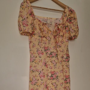 Lång klänning  - Säljer min lång blommig klänning 💛🌼 Har använt två gånger. 