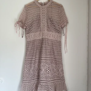 Spetklänning gammelrosa  - Jättefin gammelrosa spetsklänning aldrig använd! 