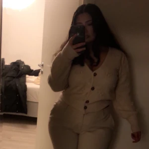 Stickat  - Stickad tjocktröja med knappar. I storlek L. Har bara använts 2 gånger. Kan även användas som en kofta. Är både skön o mysig. 