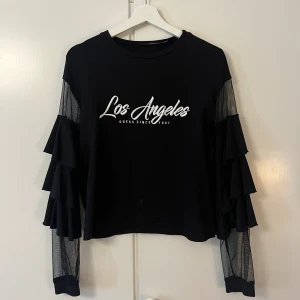 Tröja  - Köparen står för frakten, annars möts upp i Stockholm 💗knappt använd 