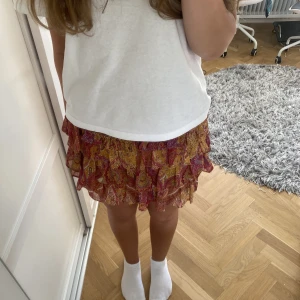 Volangkjol - Supersöt slutsåld Volangkjol från Zara i somrigt mönster. Den är i jättebra skick!💗💗💗