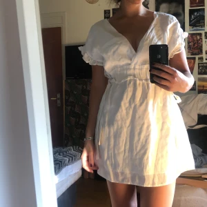 Vit klänning  - Knappt använd. Skön, stetchig. Är i storlek 36 men passar nog storlek 38 också. 