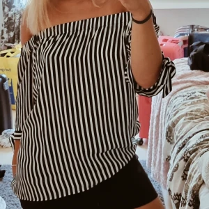 Topp - Offshoulder topp, fint skick, för stor för mig