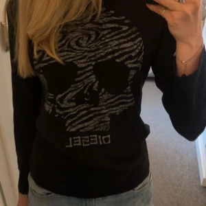 Dösskalle tröja - Jättecool långärmad döskalle tshirt från Diesel! Den är i storlek L men den sitter som en S