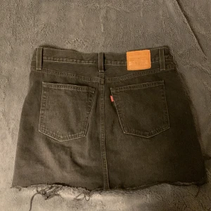 Levis jeanskjol - Storlek 27, färg mörkgrå Använd kanske 2-3 gånger Säljer för jag rensar min garderob