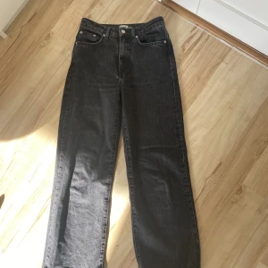 Svarta jeans - Säljer dessa svarta jeans från lager 157. Dem är i bra skick fast har vuxit ur dem. 