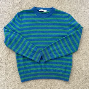 Zara tröja - Jätte söt tunn stickad tröja från zara! Perfekt nu till sommaren med ett par short Elr kjol💘 nån enstaka noppa annars toppen skick!