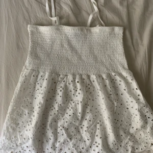 Sommar topp - Jätte fin och härlig vit sommar topp. Jätte bra skick. Passar utmärkt som s,m,l och xl. Frakt:66kr.🫶🏽